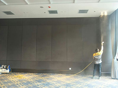 乾港集團(tuán)的施工師傅們正在進(jìn)行除甲醛施工